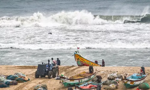Cyclone Montha impact: दक्षिण मध्य रेलवे ने 72 ट्रेनें रद्द कीं