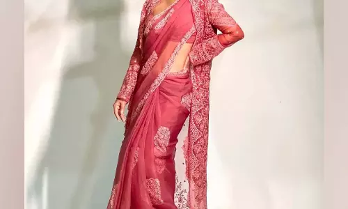 Fashion Tips: इस वेडिंग सीजन में डिजाइनर साड़ी के साथ श्रग पहनें, दिखेंगी सबसे स्टाइलिश Fashion Tips: इस वेडिंग सीजन में डिजाइनर साड़ी के साथ श्रग पहनें, दिखेंगी सबसे स्टाइलिश