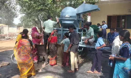 कीड़े लगे राशन: शिक्षकों ने उन्हें साफ़ किया