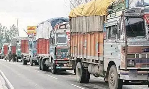नाकेबंदी में कुल सेब उत्पादन का सिर्फ 1% राजमार्ग पर फंसा: JK सरकार नाकेबंदी में कुल सेब उत्पादन का सिर्फ 1% राजमार्ग पर फंसा: JK सरकार