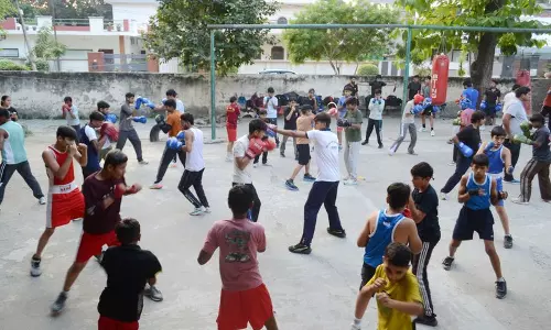 Haryana : दस्ताने पहनकर युवा करनाल मुक्केबाजी रिंग में उतरा Haryana : दस्ताने पहनकर युवा करनाल मुक्केबाजी रिंग में उतरा