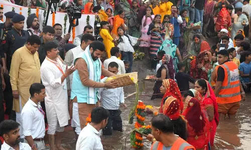 Haryana के मुख्यमंत्री नायब सैनी छठ पूजा में श्रद्धालुओं के साथ शामिल हुए