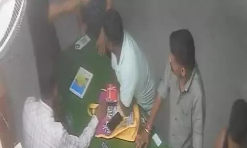 ढाबे में जेल प्रहरी ने किया मारपीट, दबंगई का वीडियो वायरल ढाबे में जेल प्रहरी ने किया मारपीट, दबंगई का वीडियो वायरल