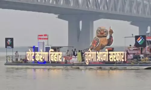 चुनाव आयोग ने पटना में छठ पर्व के दौरान मतदाता जागरूकता को बढ़ावा दिया चुनाव आयोग ने पटना में छठ पर्व के दौरान मतदाता जागरूकता को बढ़ावा दिया