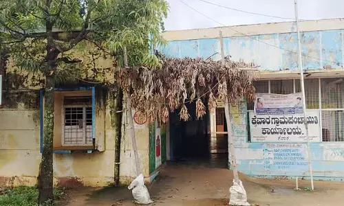 Karnataka : सरकारी अस्पताल में ग्राम पंचायत प्रशासन