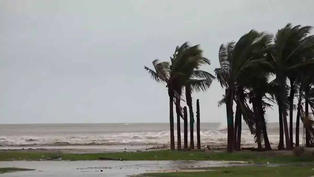 चक्रवात मोन्था से बड़े पैमाने पर नुकसान की संभावना, प्रशासन ने शुरू की तैयारियां