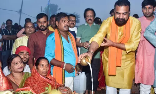 Bihar: श्रद्धालुओं ने उगते सूर्य को अर्घ्य दिया, चार दिवसीय छठ पूजा संपन्न