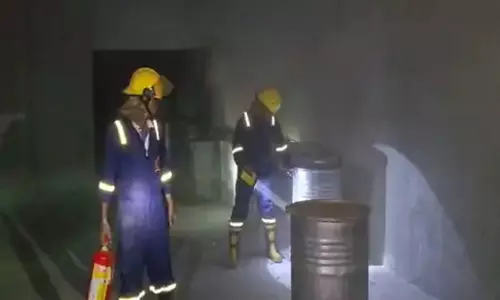 एल्युमिनियम फैक्ट्री में लगी आग, आसपास की बस्तियों में मचा हड़कंप एल्युमिनियम फैक्ट्री में लगी आग, आसपास की बस्तियों में मचा हड़कंप