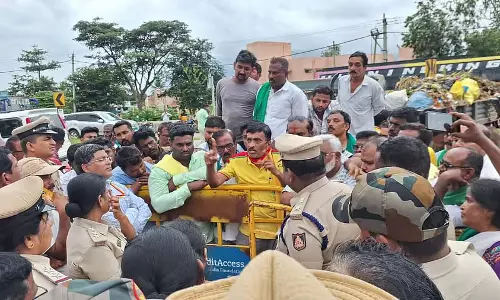 Karnataka : नादकचेरी के सामने कचरा फेंककर विरोध प्रदर्शन