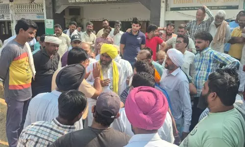 Sirsa मंडी में धान तौल विवाद को लेकर किसान और आढ़तियों में टकराव