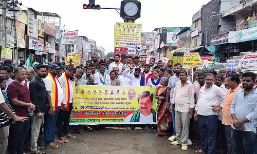 Karnataka : सीवेज समस्या के समाधान की मांग को लेकर विरोध प्रदर्शन