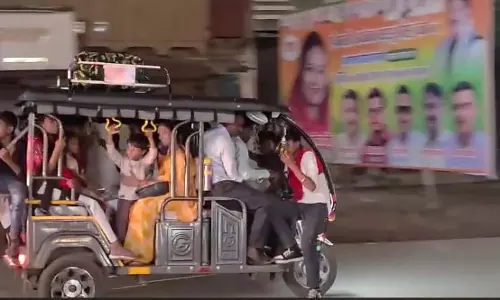 6 सीटों वाले ई-रिक्शा में 20 यात्री सवार; ड्राइवर ने बच्चों के लिए पीछे की सीट बढ़ाई 6 सीटों वाले ई-रिक्शा में 20 यात्री सवार; ड्राइवर ने बच्चों के लिए पीछे की सीट बढ़ाई