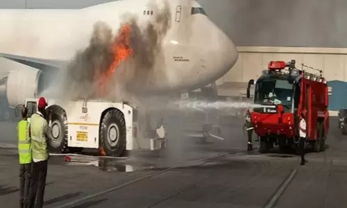 दिल्ली हवाई अड्डे के Terminal 3 पर एयर इंडिया की बस में लगी आग