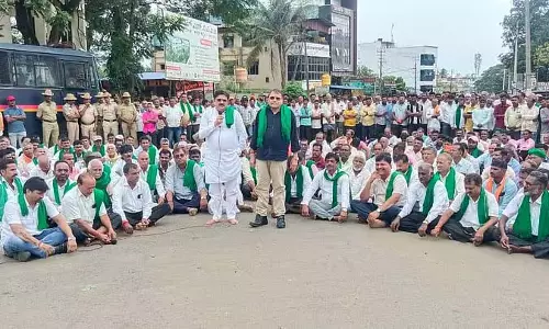 प्रति टन ₹3,300 का भुगतान करें: गन्ना किसानों का विरोध प्रदर्शन