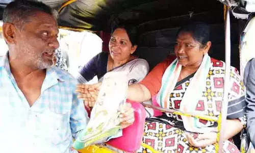 सीतक्का ने ‘कांग्रेस ऑटोरिक्शा राइड’ से KTR की सवारी का दिया जवाब सीतक्का ने ‘कांग्रेस ऑटोरिक्शा राइड’ से KTR की सवारी का दिया जवाब
