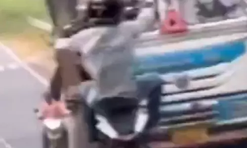 ट्रक के सामने KTM सवार ने किया स्टंट, मौके पर जा सकती थी जान