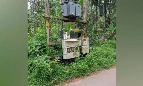 Kerala : ट्रांसफ़ॉर्मर जंगल में घुसा, खतरा पैदा हो गया Kerala : ट्रांसफ़ॉर्मर जंगल में घुसा, खतरा पैदा हो गया