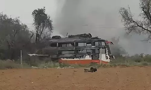 Jaipur : बिजली के तार से टकराने के बाद प्राइवेट बस में लगी आग, दो लोगों की मौत, कई घायल