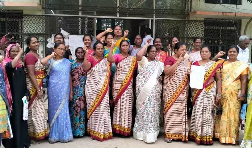 Telangana  में आंगनवाड़ी कार्यकर्ताओं ने कांग्रेस सरकार से लंबित बिलों का भुगतान करने की मांग