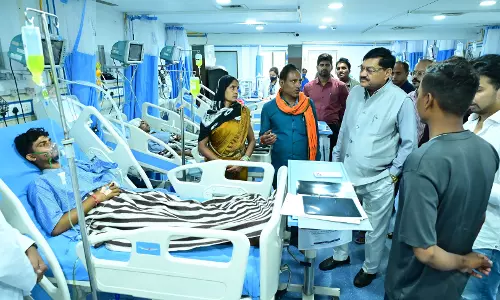 बेमेतरा हादसे के घायलों से कैबिनेट मंत्री दयाल दास बघेल ने की मुलाकात बेमेतरा हादसे के घायलों से कैबिनेट मंत्री दयाल दास बघेल ने की मुलाकात