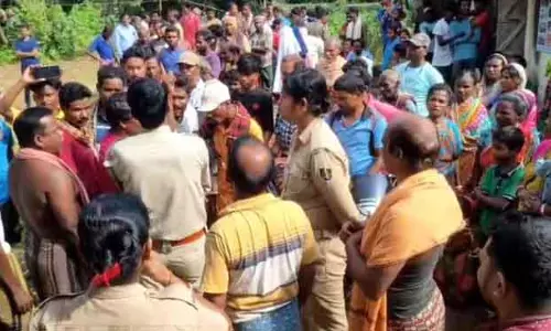 वन रक्षक द्वारा बुजुर्ग महिला पर हमला करने के बाद तनाव बढ़ा