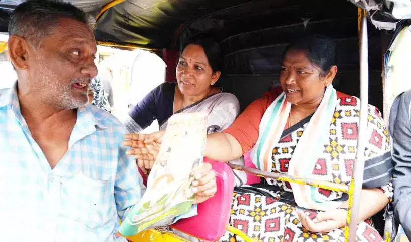 सीतक्का ने कांग्रेस संस्करण के साथ KTR की ऑटोरिक्शा सवारी का मुकाबला करने की कोशिश सीतक्का ने कांग्रेस संस्करण के साथ KTR की ऑटोरिक्शा सवारी का मुकाबला करने की कोशिश
