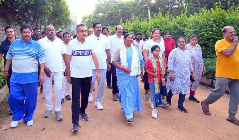 राउडी शीटर के साथ सीथक्का के जुबली हिल्स उपचुनाव प्रचार पर विवाद कांग्रेस ने दी सफाई राउडी शीटर के साथ सीथक्का के जुबली हिल्स उपचुनाव प्रचार पर विवाद कांग्रेस ने दी सफाई