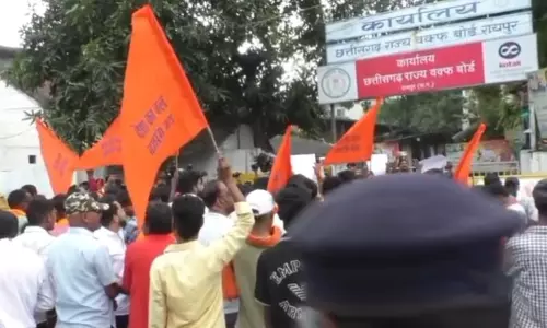 बजरंग दल ने वक्फ बोर्ड दफ्तर के सामने किया हनुमान चालीसा का पाठ