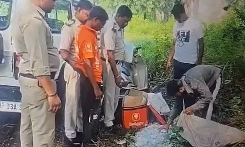 MP : स्विगी डिलीवरी बॉय बनकर घूम रहा आदमी 300 से ज़्यादा अवैध शराब की बोतलों के साथ पकड़ा