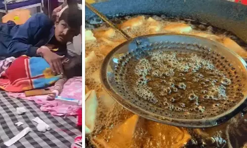 MP : छतरपुर में एक बच्चा गरम समोसे के बर्तन में गिर गया MP : छतरपुर में एक बच्चा गरम समोसे के बर्तन में गिर गया