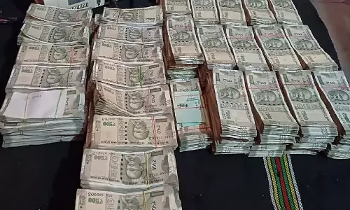 Karnataka : बिना डॉक्यूमेंट्स के एक प्राइवेट बस में ले जाते समय ₹99.99 लाख ज़ब्त किए गए