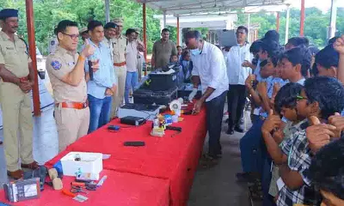 स्मरणोत्सव सप्ताह के दौरान छात्रों ने Khammam पुलिस ओपन हाउस का दौरा किया