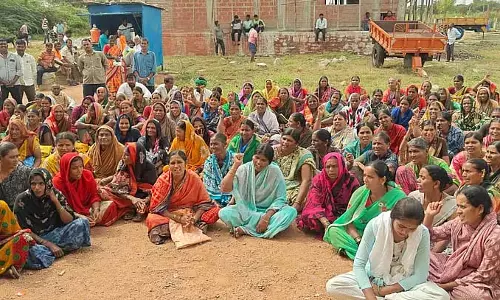 काम करने वाले मज़दूरों को पेमेंट देने की मांग को लेकर विरोध प्रदर्शन: मांग पूरी हुई
