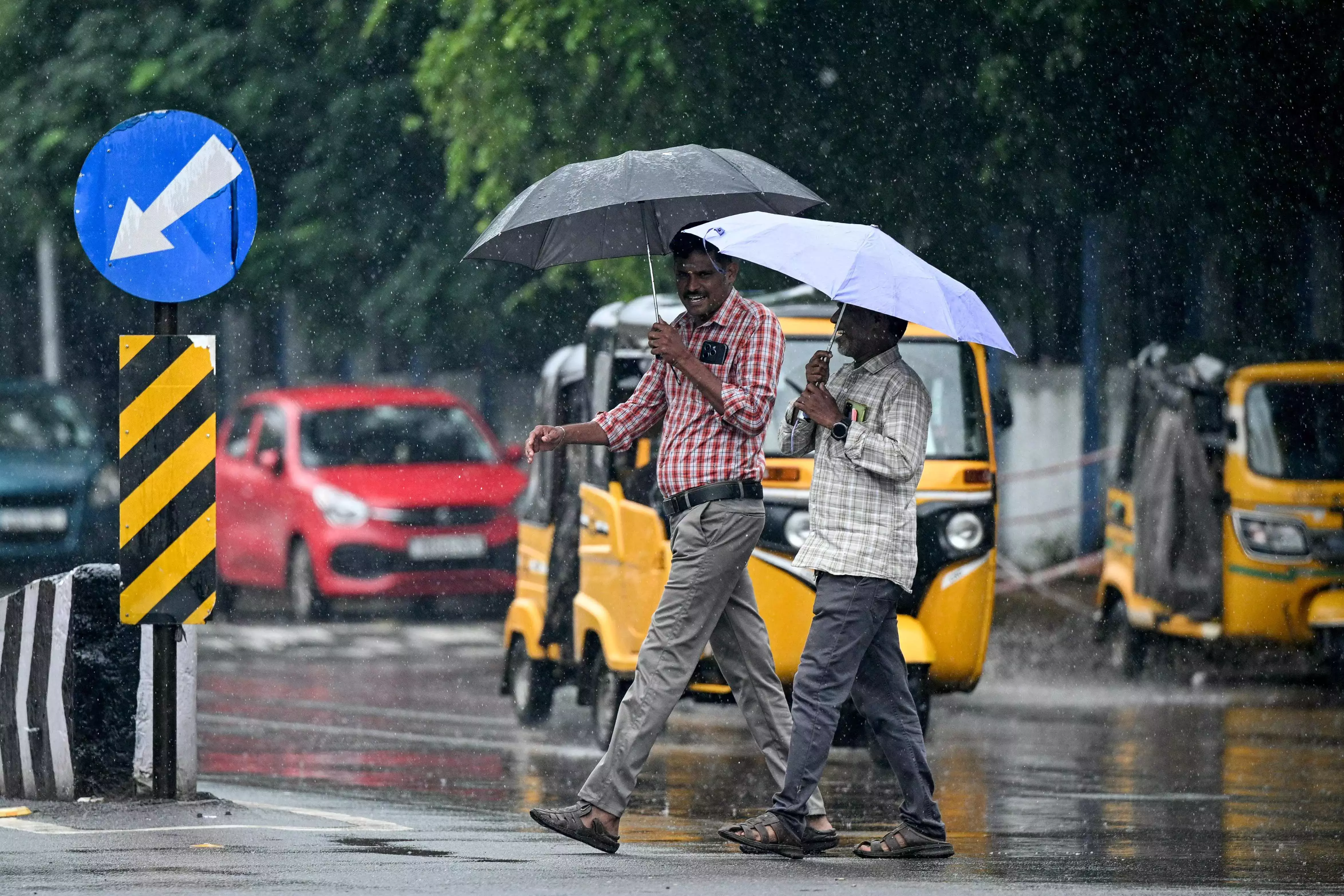 Andhra Pradesh : चक्रवात मोन्था के तीव्र होने पर विद्युत विभाग हाई अलर्ट पर Andhra Pradesh : चक्रवात मोन्था के तीव्र होने पर विद्युत विभाग हाई अलर्ट पर