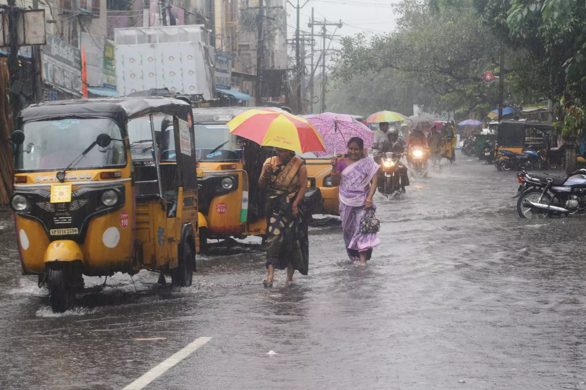 Odisha और आंध्र प्रदेश के जिलों में रेड अलर्ट, जल्द ही दस्तक देगा