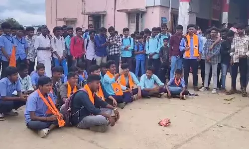 Shirahatti : ट्रांसपोर्ट सुविधाओं की मांग को लेकर बस स्टेशन बंद कर दिया गया Shirahatti : ट्रांसपोर्ट सुविधाओं की मांग को लेकर बस स्टेशन बंद कर दिया गया