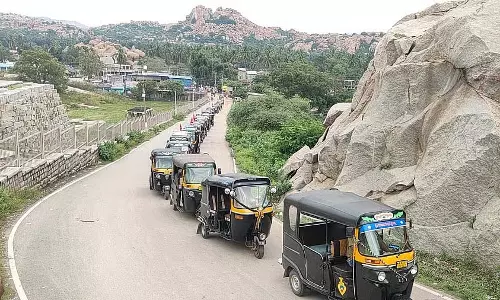 रेंटल बाइक के लिए अनुमति: ऑटो ड्राइवरों ने विरोध प्रदर्शन किया