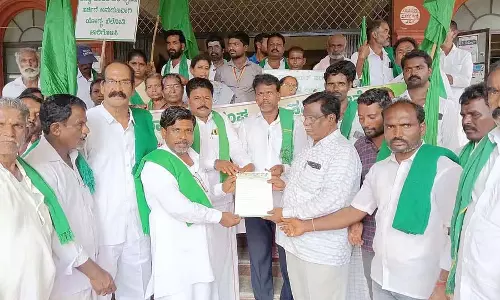 स्वामीनाथन आयोग की रिपोर्ट लागू करें: किसान संघ का विरोध प्रदर्शन स्वामीनाथन आयोग की रिपोर्ट लागू करें: किसान संघ का विरोध प्रदर्शन