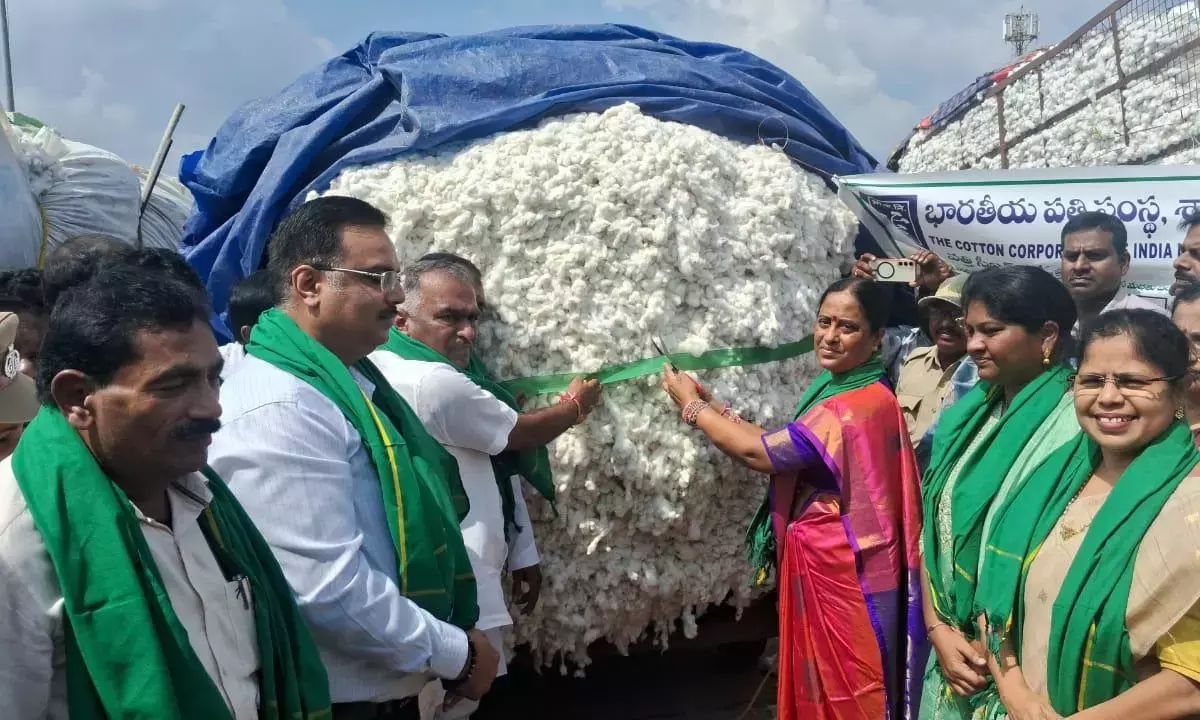 Konda सुरेखा ने किसानों से सर्वोत्तम मूल्य के लिए अच्छी कपास लाने को कहा Konda सुरेखा ने किसानों से सर्वोत्तम मूल्य के लिए अच्छी कपास लाने को कहा