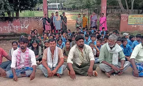 Hanumantpur : छात्र अपने माता-पिता के साथ विरोध प्रदर्शन कर रहे