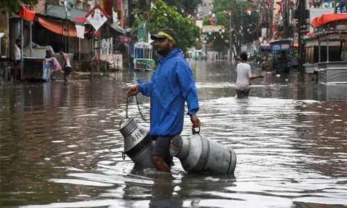 सांसदों ने Pakistan की कुलीन वर्ग-प्रथम बाढ़ राहत की निंदा की