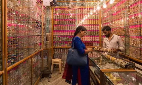 Festive sales मजबूत उपभोक्ता विश्वास और ग्रामीण पुनरुद्धार का संकेत देती है