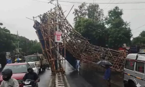 भारी बारिश के कारण जाजपुर में काली पूजा का द्वार गिरा, यातायात बाधित भारी बारिश के कारण जाजपुर में काली पूजा का द्वार गिरा, यातायात बाधित