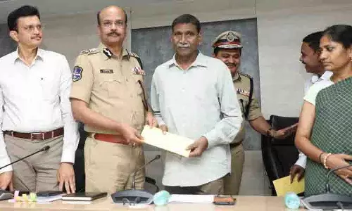 दो वरिष्ठ माओवादी नेताओं ने तेलंगाना DGP के समक्ष आत्मसमर्पण किया