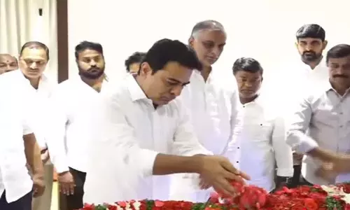 KTR ने सत्यनारायण राव के पार्थिव शरीर पर श्रद्धांजलि अर्पित की KTR ने सत्यनारायण राव के पार्थिव शरीर पर श्रद्धांजलि अर्पित की