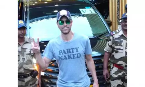 Enrique Iglesias मुंबई में अपने संगीत कार्यक्रम से पहले भारत पहुंचे