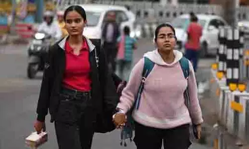 उत्तर प्रदेश में बेमौसम बारिश, लोगों को ठंड का अनुभव