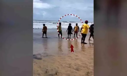 चक्रवात माह में पुरी समुद्र तट पर पर्यटक जोड़े ने लाइफगार्ड पर किया हमला