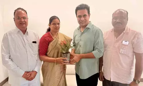 पूर्व पार्षद नवथा रेड्डी बीआरएस में शामिल पूर्व पार्षद नवथा रेड्डी बीआरएस में शामिल