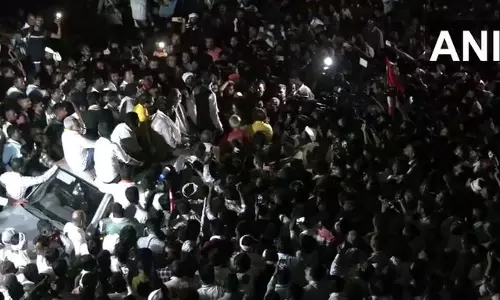 बच्चू कडू के नेतृत्व में हजारों किसानों ने एनएच-44 किया जाम बच्चू कडू के नेतृत्व में हजारों किसानों ने एनएच-44 किया जाम